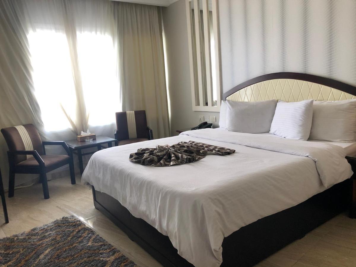 Fleet Club Mahrousa Alexandria Bagian luar foto A bedroom at the hotel