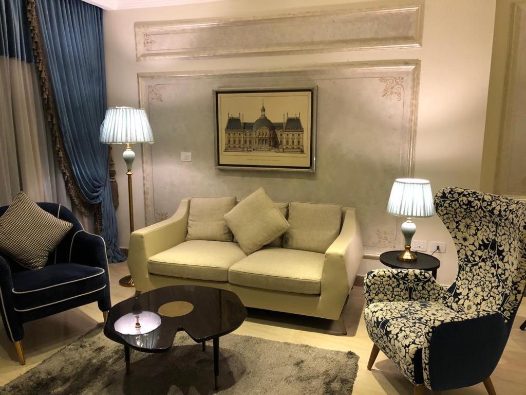 Fleet Club Mahrousa Alexandria Bagian luar foto A living room in a suite at the hotel