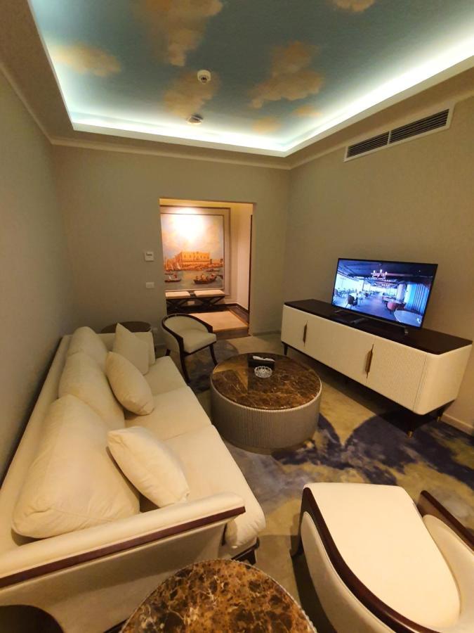 Fleet Club Mahrousa Alexandria Bagian luar foto A living room in a suite at the hotel