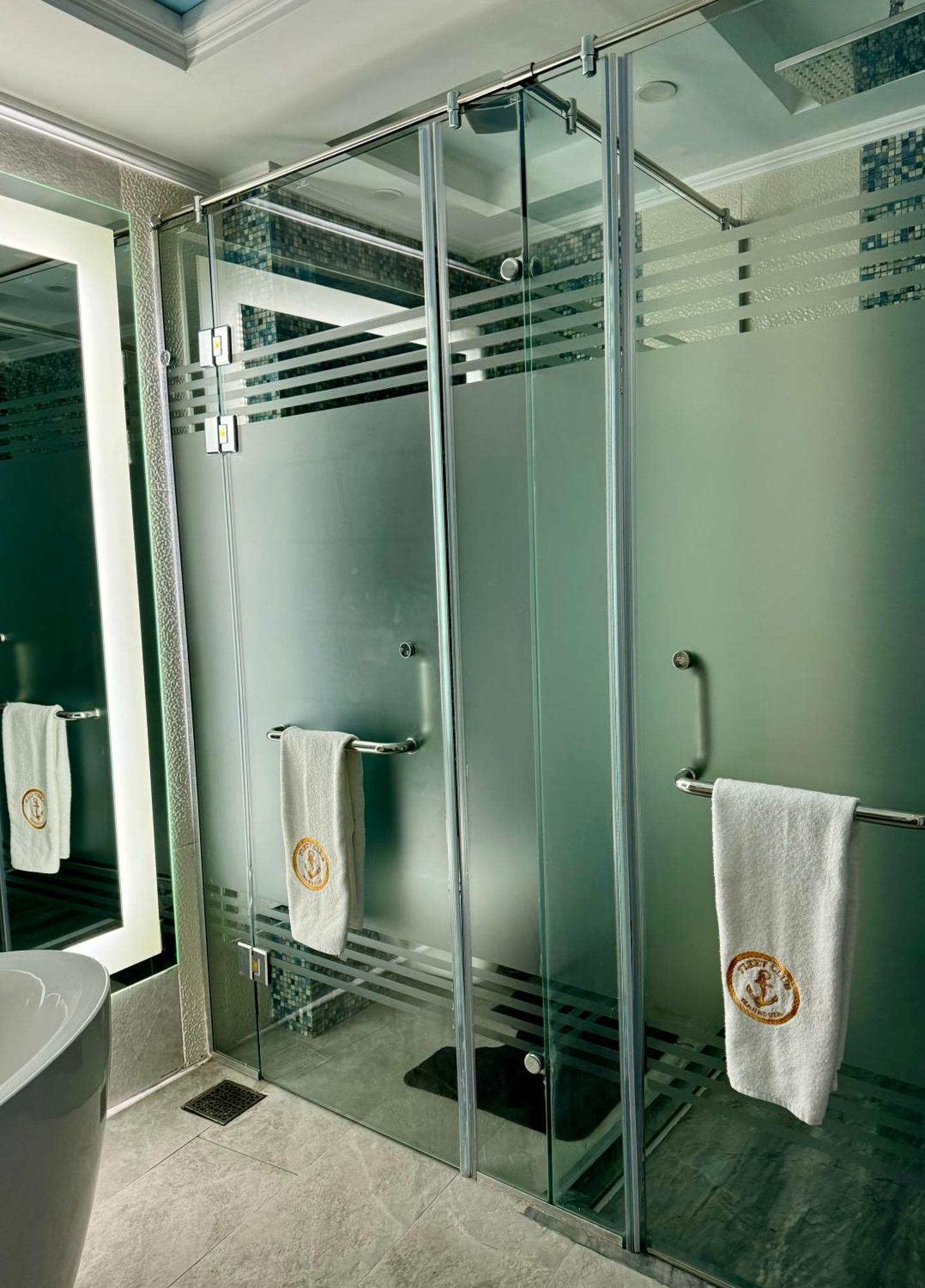 Fleet Club Mahrousa Alexandria Bagian luar foto A shower door