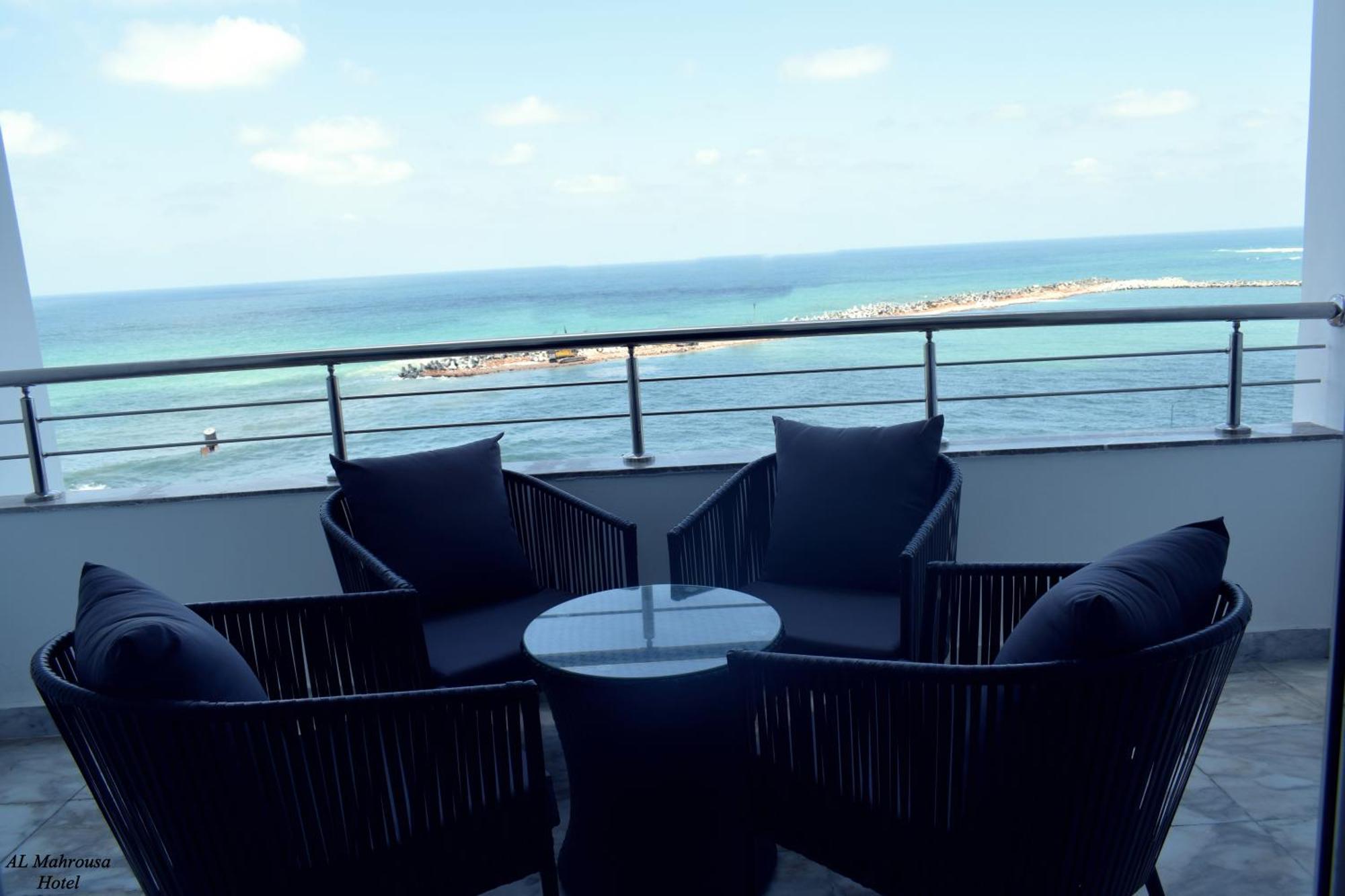 Fleet Club Mahrousa Alexandria Bagian luar foto View from the balcony of a suite at the Hilton Colombo
